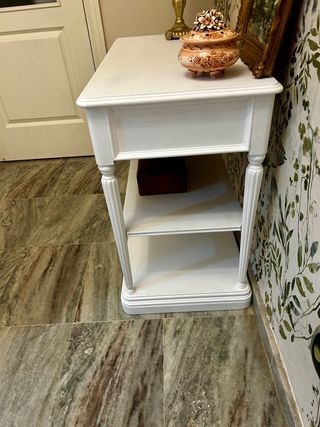 Mesa auxiliar o de TV blanca