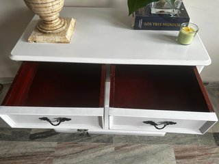 Mesa auxiliar blanca estilo nórdico restaurada