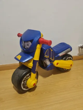 Moto de juguete azul y amarilla