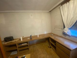 Escritorio de madera marrón