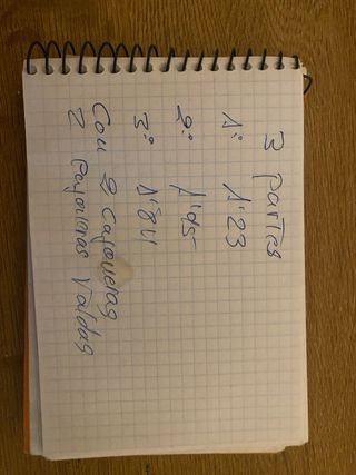 Escritorio de madera marrón