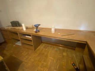 Escritorio de madera marrón