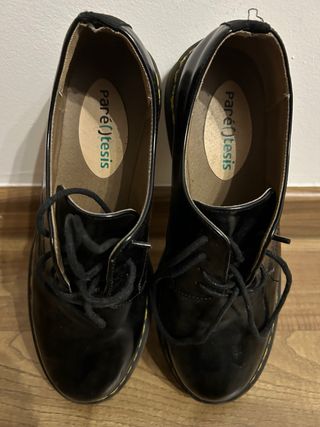 Zapatos negros cordones