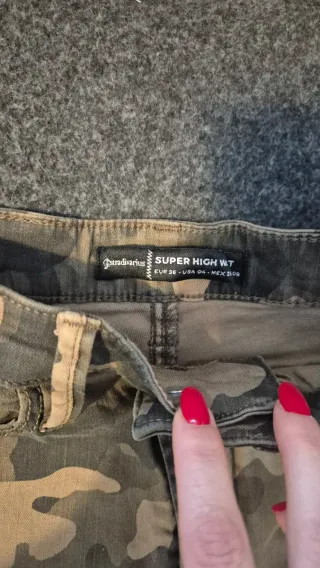 Pantalón camuflaje Stradivarius T.36 sin usar