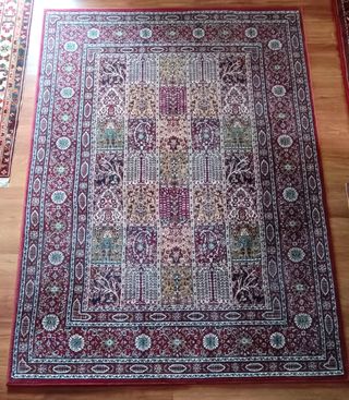 Alfombra morada y roja