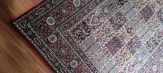 Alfombra morada y roja