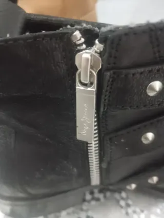 Botas de cuero negras y marrones