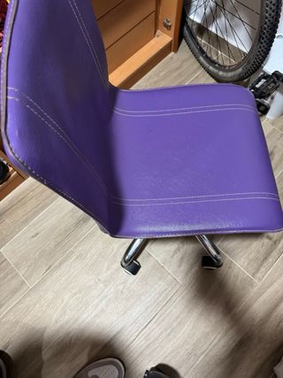 Silla de oficina morada con base metálica