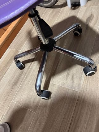 Silla de oficina morada con base metálica