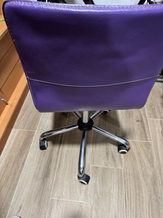 Silla de oficina morada con base metálica
