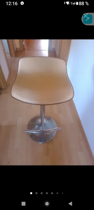 Taburete alto beige y plateado