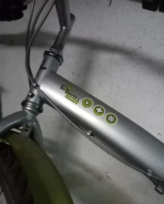 Bicicleta de montaña plateada