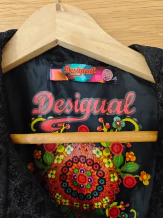 Abrigo Desigual Negro con Estampado