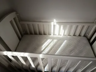 Vendo cuna para bebe con colchón y regalo 5 sábana