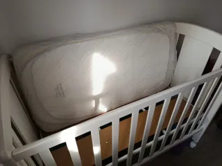 Vendo cuna para bebe con colchón y regalo 5 sábana