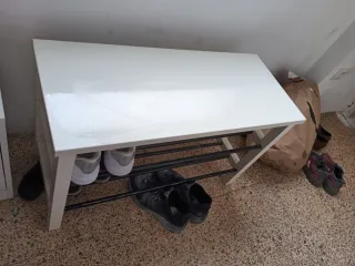 Banco zapatero blanco y negro