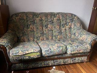Sofá de 3 plazas estampado floral.