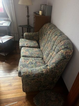 Sofá de 3 plazas estampado floral.