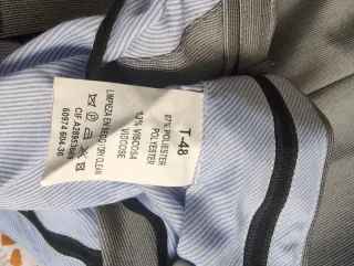 Traje de hombre gris.