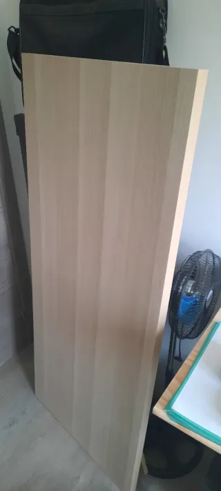 Tablero de madera para mesa o escritorio.