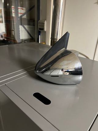 Espejo retrovisor plateado y azul