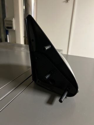 Espejo retrovisor plateado y azul