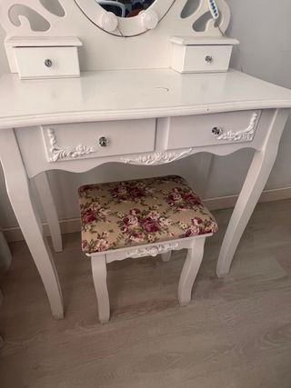 Tocador blanco con espejo y taburete