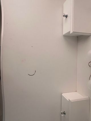 Tocador blanco con espejo y taburete