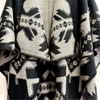 Capa de Punto con Estampado Étnico