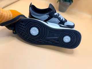 Zapatos Deportivos Negros y Blancos