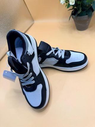 Zapatos Deportivos Negros y Blancos