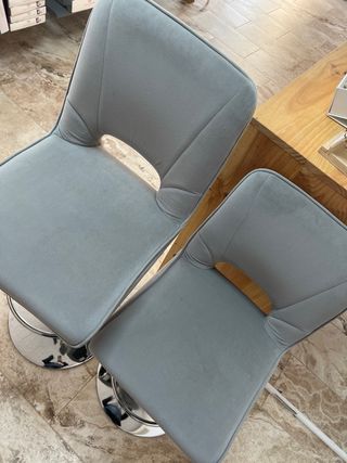 Taburetes altos grises y plateados regulables