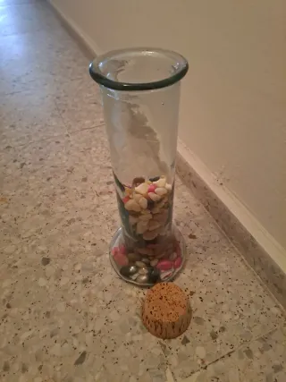 Jarrón de cristal con corcho y piedras