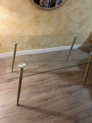 Mesa de cristal y madera