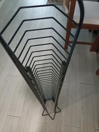 Mueble para CDs metálico negro.  36 estántes