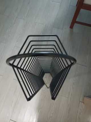 Mueble para CDs metálico negro.  36 estántes