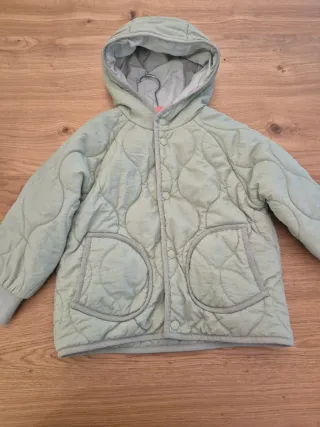 Chaqueta acolchada verde salvia con capucha