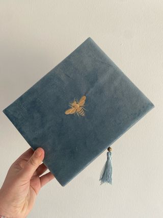 Joyero terciopelo azul con abeja dorada