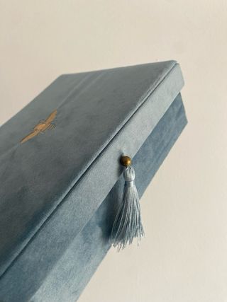 Joyero terciopelo azul con abeja dorada