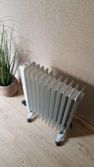 Estufa de aceite plateada y blanca