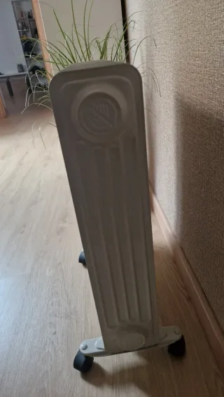 Estufa de aceite plateada y blanca