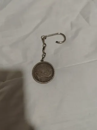 Llavero con moneda antigua