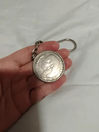 Llavero con moneda antigua