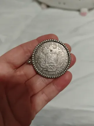 Llavero con moneda antigua