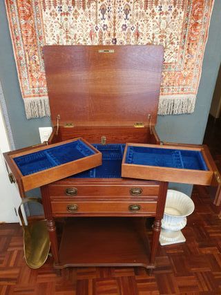 Mueble mesa auxiliar para cubertería.