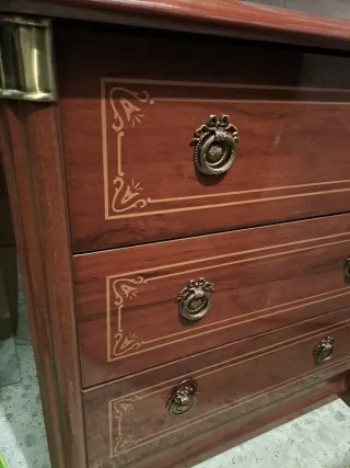 Mesita de noche de madera con detalles dorados