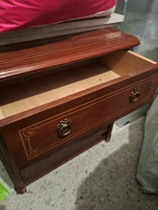 Mesita de noche de madera con detalles dorados