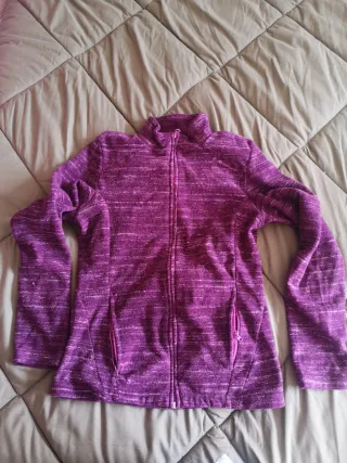 Casaco polar roxo e branco