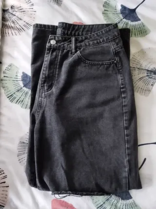 Pantalón wide leg negro roto