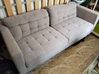 Sofá beige/gris con rascadas de gato